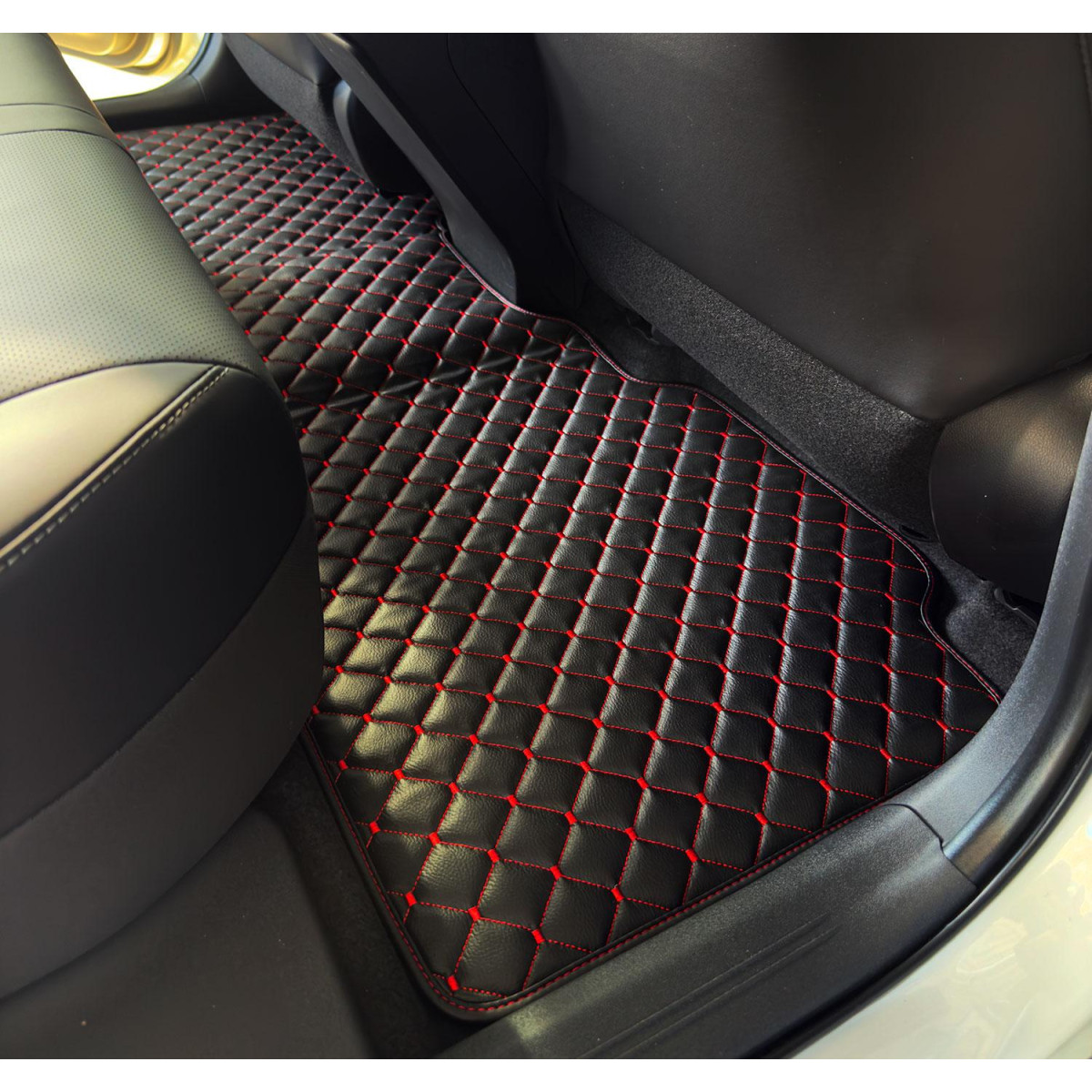 Bilmattor i konstläder QuiltyMats ACURA RSX 2001-2006 (Svart / röda sömmar)