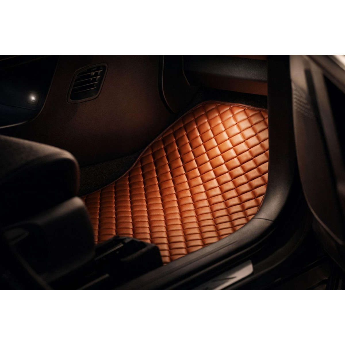 Bilmattor i konstläder QuiltyMats MG 3 från 2024 (Brun / bruna sömmar)