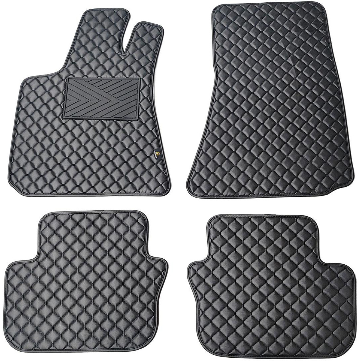 Bilmattor i konstläder QuiltyMats MASERATI GHIBLI 2013-2023 (Svart / svarta sömmar)