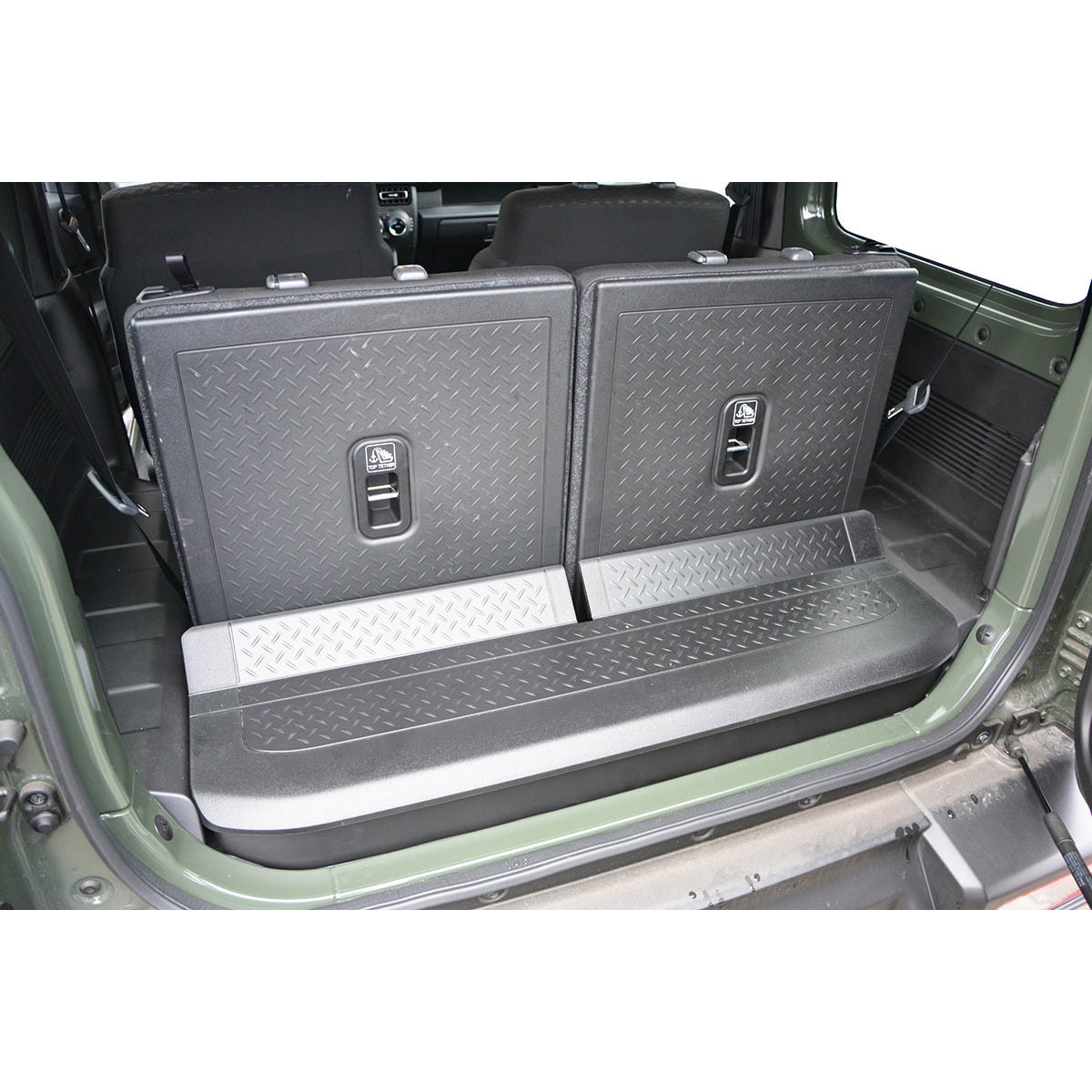 Bagagerumsmatta Suzuki Jimny 2018-2020 (behind second row of seats, upper part, without luggage box, not suitable for PRO version) Bagagerumsmatta Suzuki Jimny 2018-2020 (behind second row of seats, upper part, without luggage box, not suitable for PRO version)