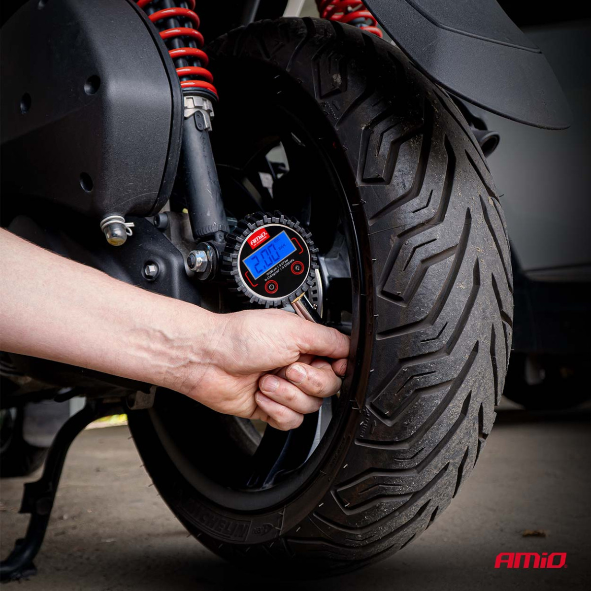 Digital tryckmätare med roterande huvud och avtappningsventil 17 bar AMIO-04464