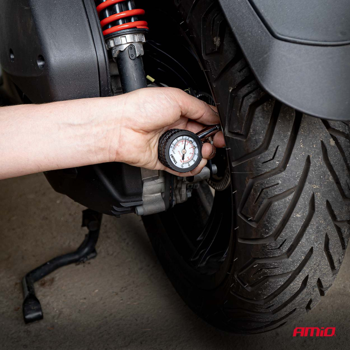 Mekanisk tryckmätare med roterande huvud och avtappningsventil 7 bar AMIO-04469